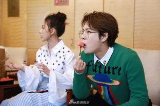 吃瓜娱乐照片,明星幕后吃瓜瞬间大曝光  第2张